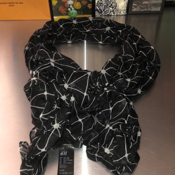 H&M black n white scarf